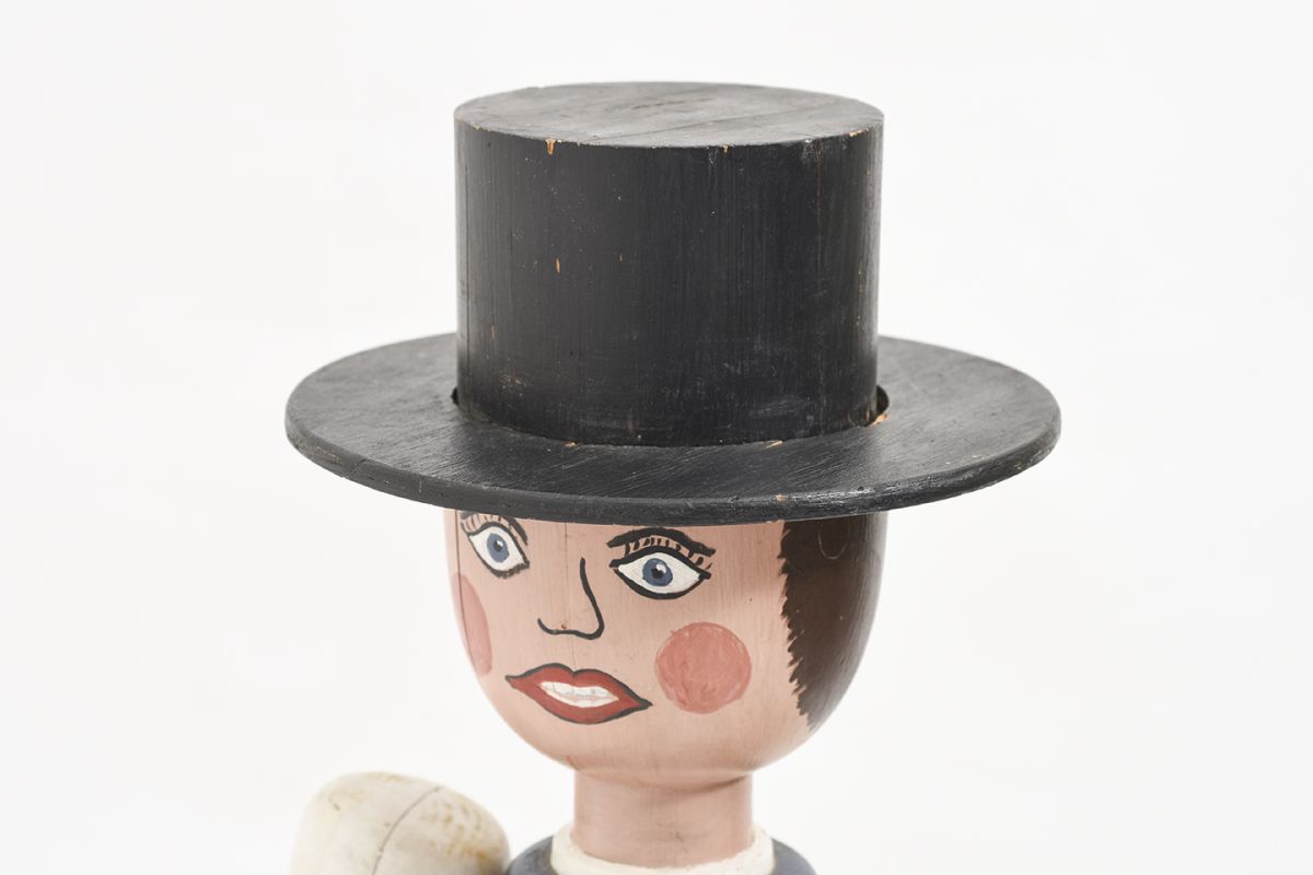 Anonymous-Wooden-Doll-With-Hat_detail3