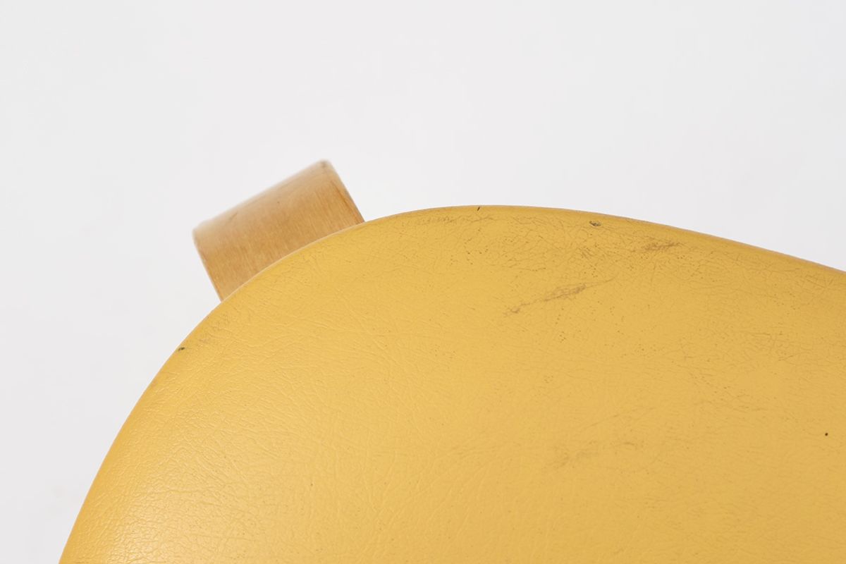 Aalto-Chair69-Yellow-Vinyl-details4