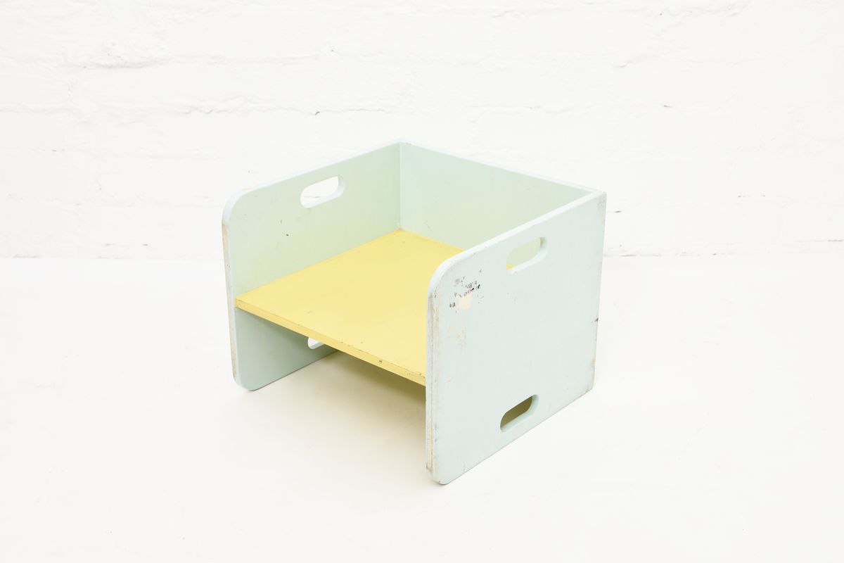 Anonymou-Turnable-Kids-Chair