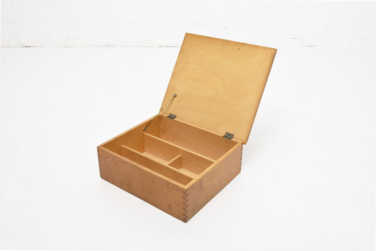Anonymous wooden box with rid