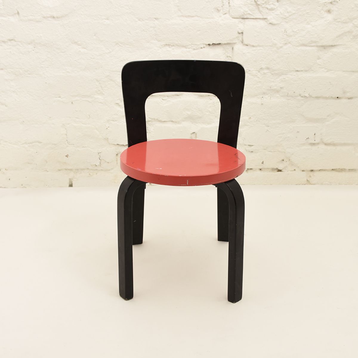 Aalto-Alvar-N65-black-red