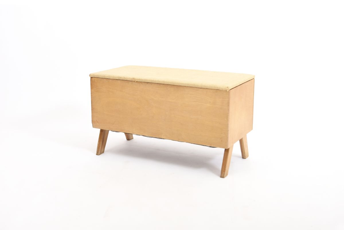 Anonymous shoew rack bench