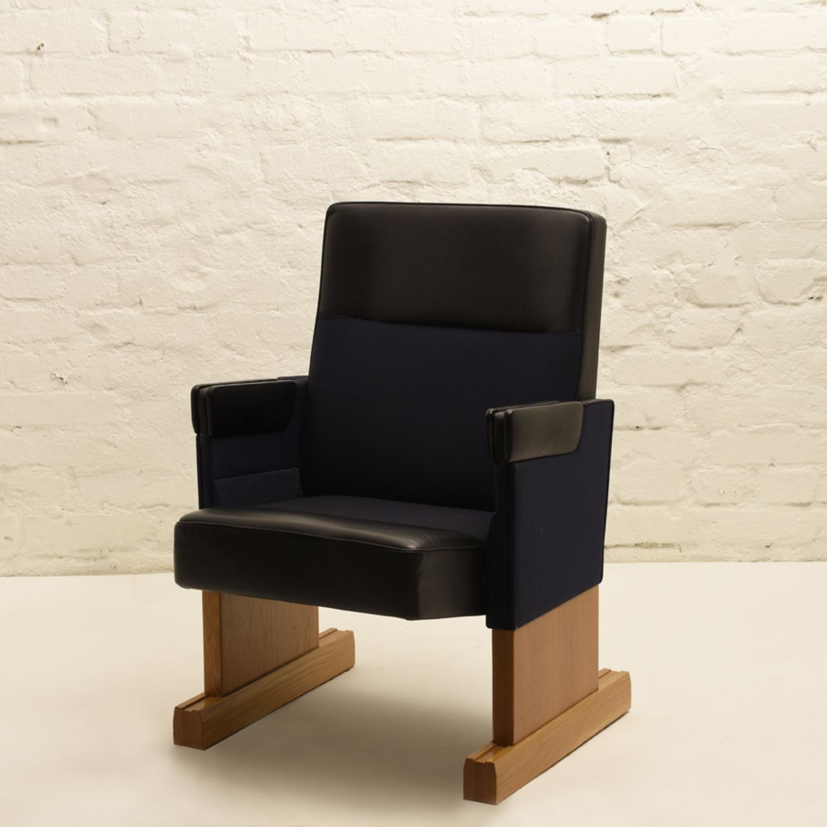 Alvar-Aalto_Auditorium-Chair