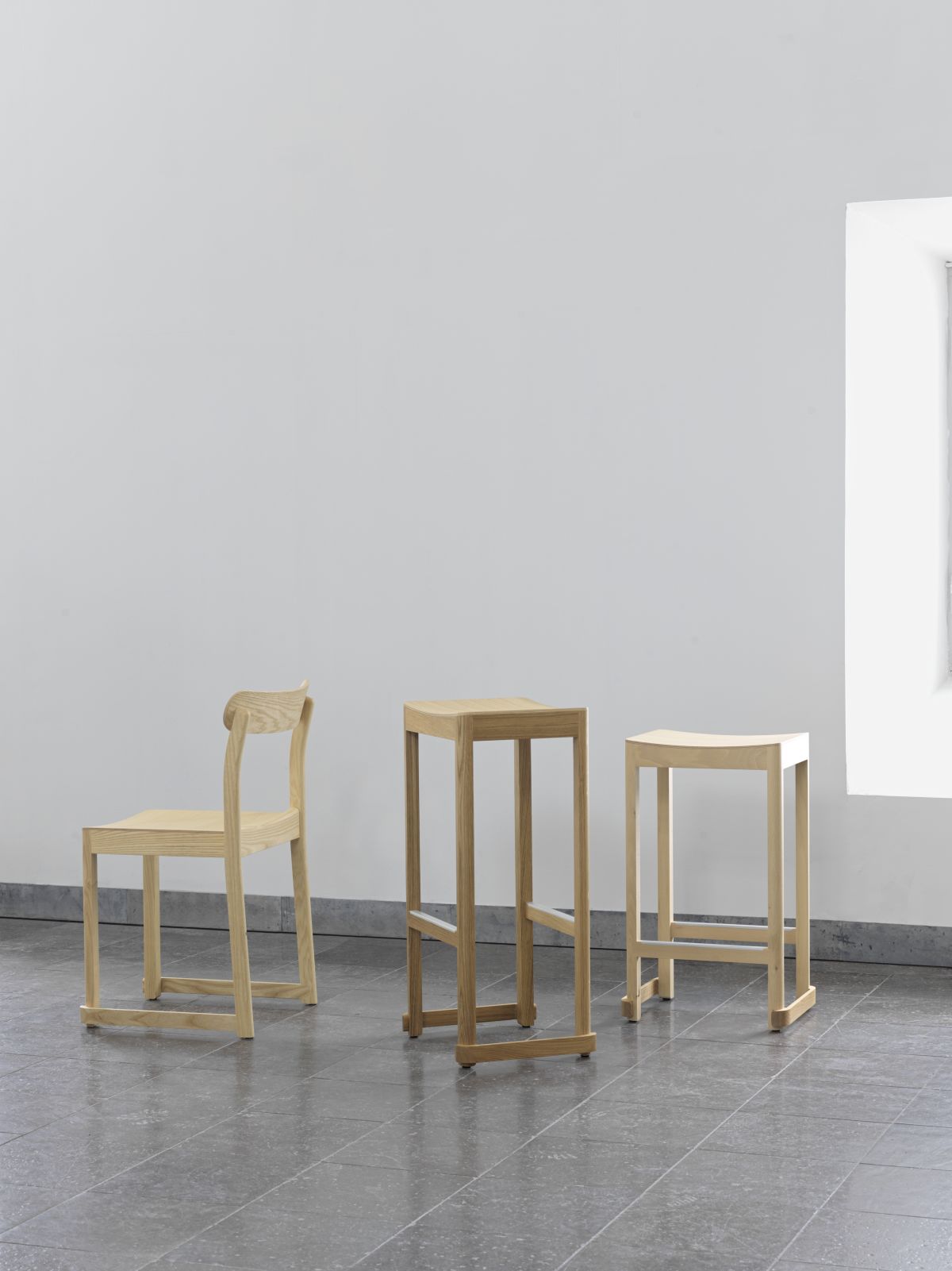 Atelier_Bar_Stool_Atelier_Chair_Fmamily_portrait_photo_Erik_Undehn-4809304