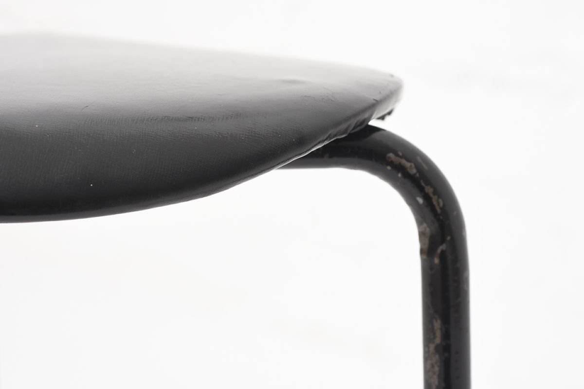 Tapiovaara-Ilmari-Lokki-Stool-Black-Vinyl_detail2