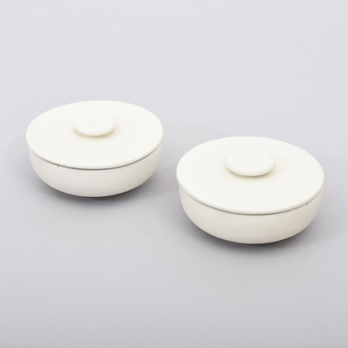Lindstrand Vicke Lidded bowl white
