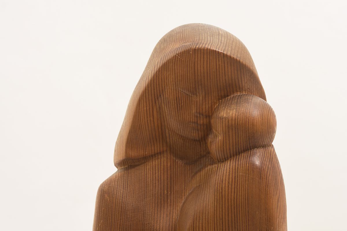 Wooden-Sculpture-Mother-and-Child_detail1