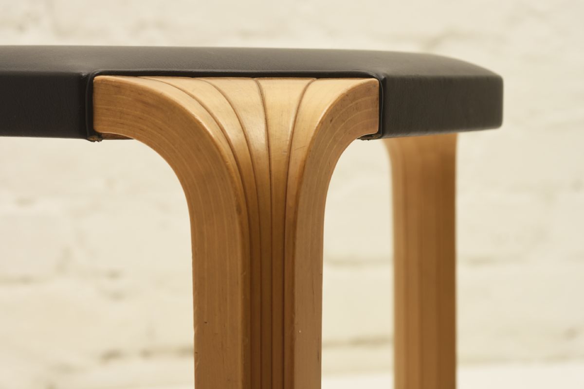 Aalto-Alvar_Stool-X602-Black-Leather_detail2