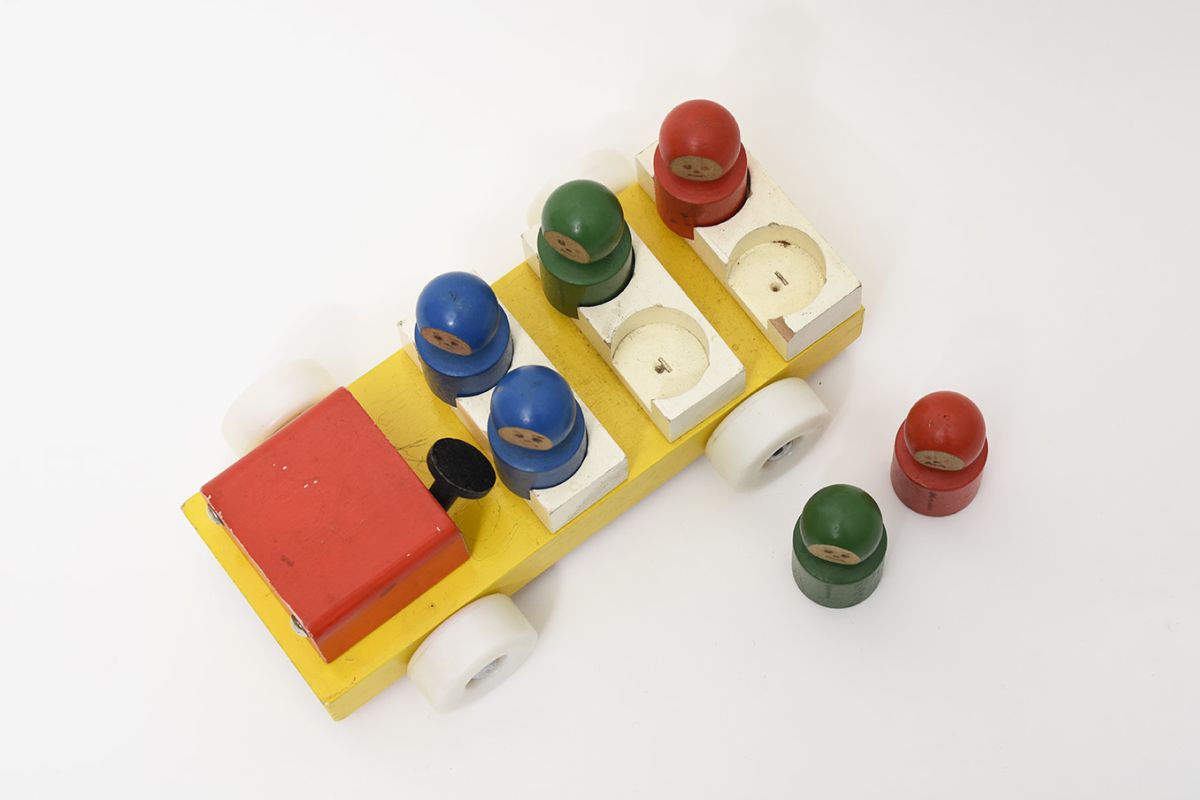 Toy-Car-With-Passengers-details2
