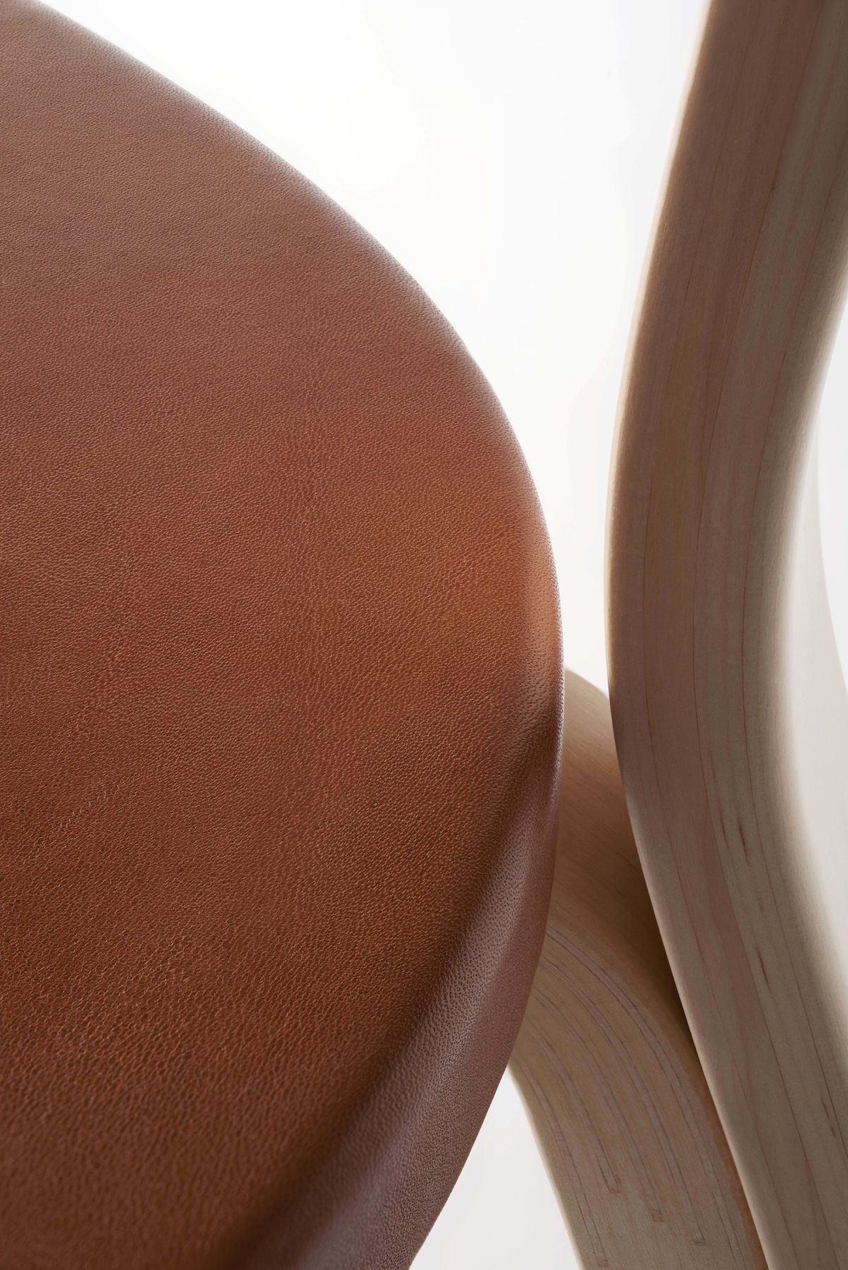 1852072_Chair-69-clear-lacquer-brown-leather-upholstery_detail_2_master-min