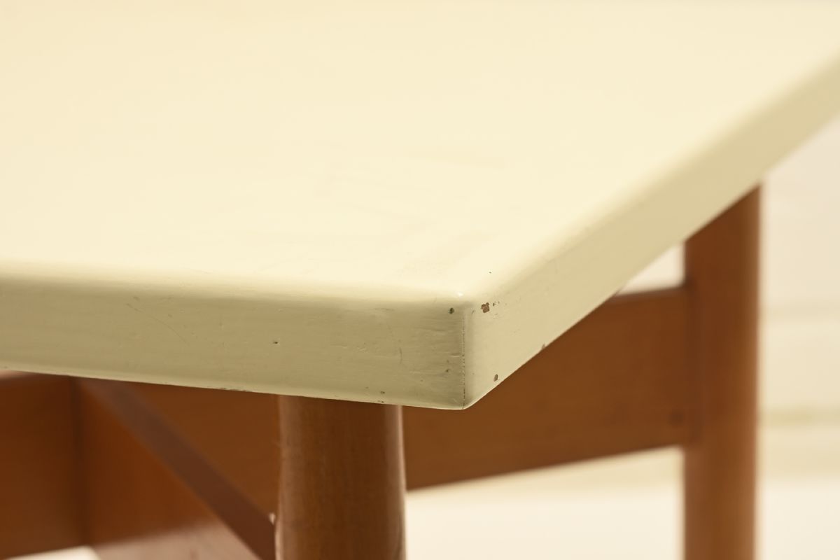 Tapiovaara-Ilmari_Side-table-light-green_detail2