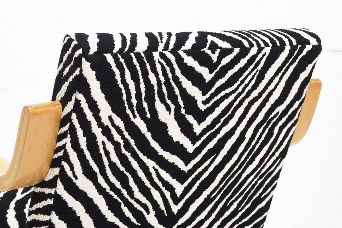 Aalto-Alvar-Armchair402-Birch-Zebra_detail1-1