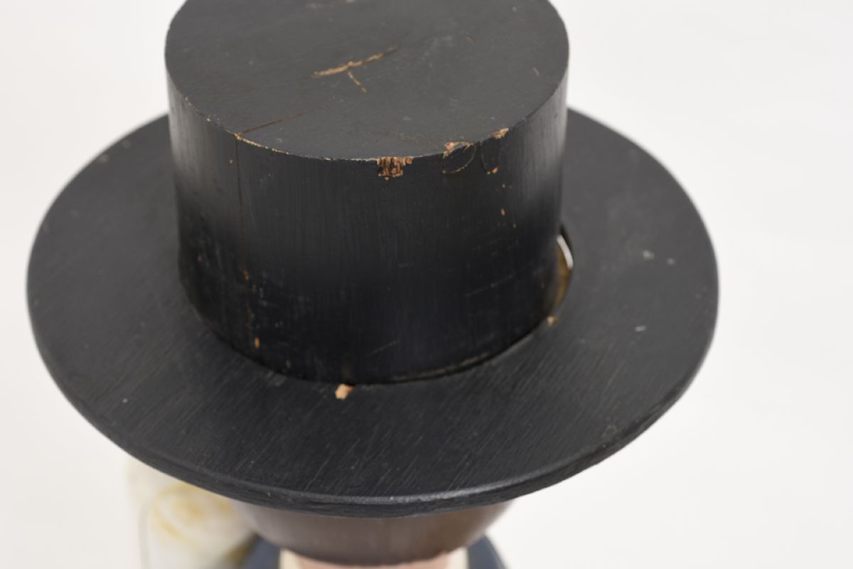 Anonymous-Wooden-Doll-With-Hat_detail2