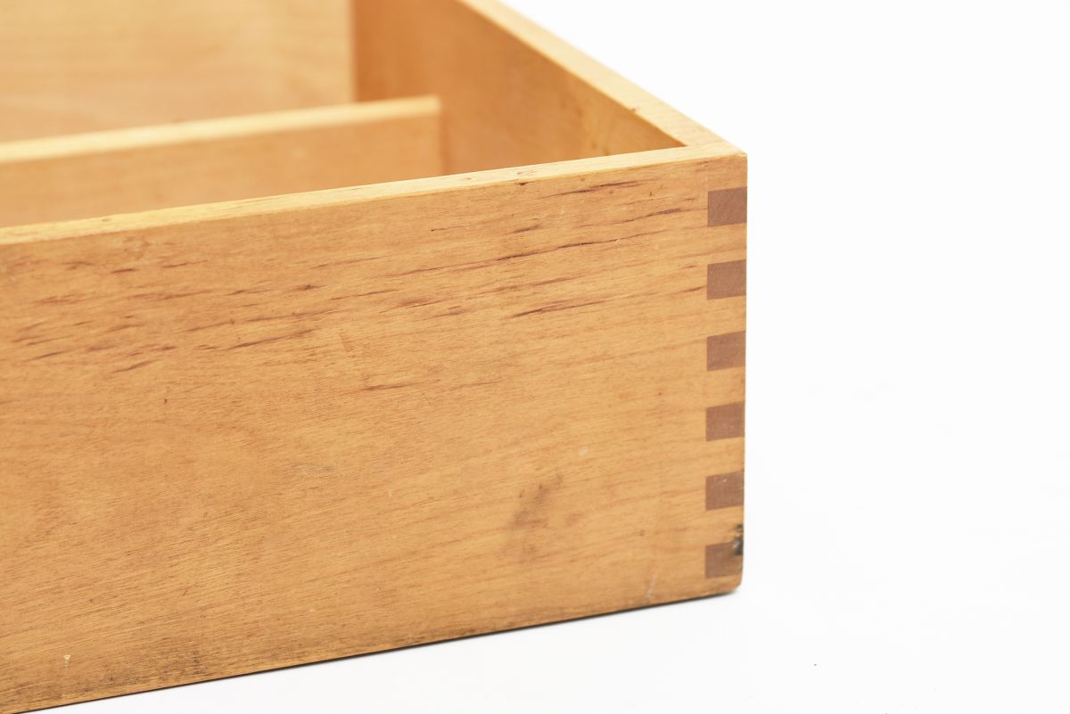 Anonymous wooden box with rid 06
