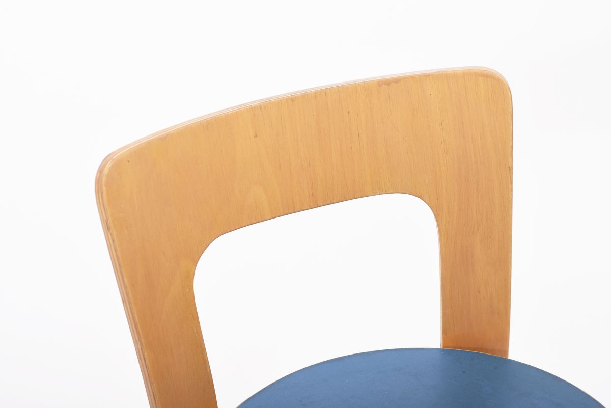 Aalto Alvar Chair 65 bule and yellow lino 01