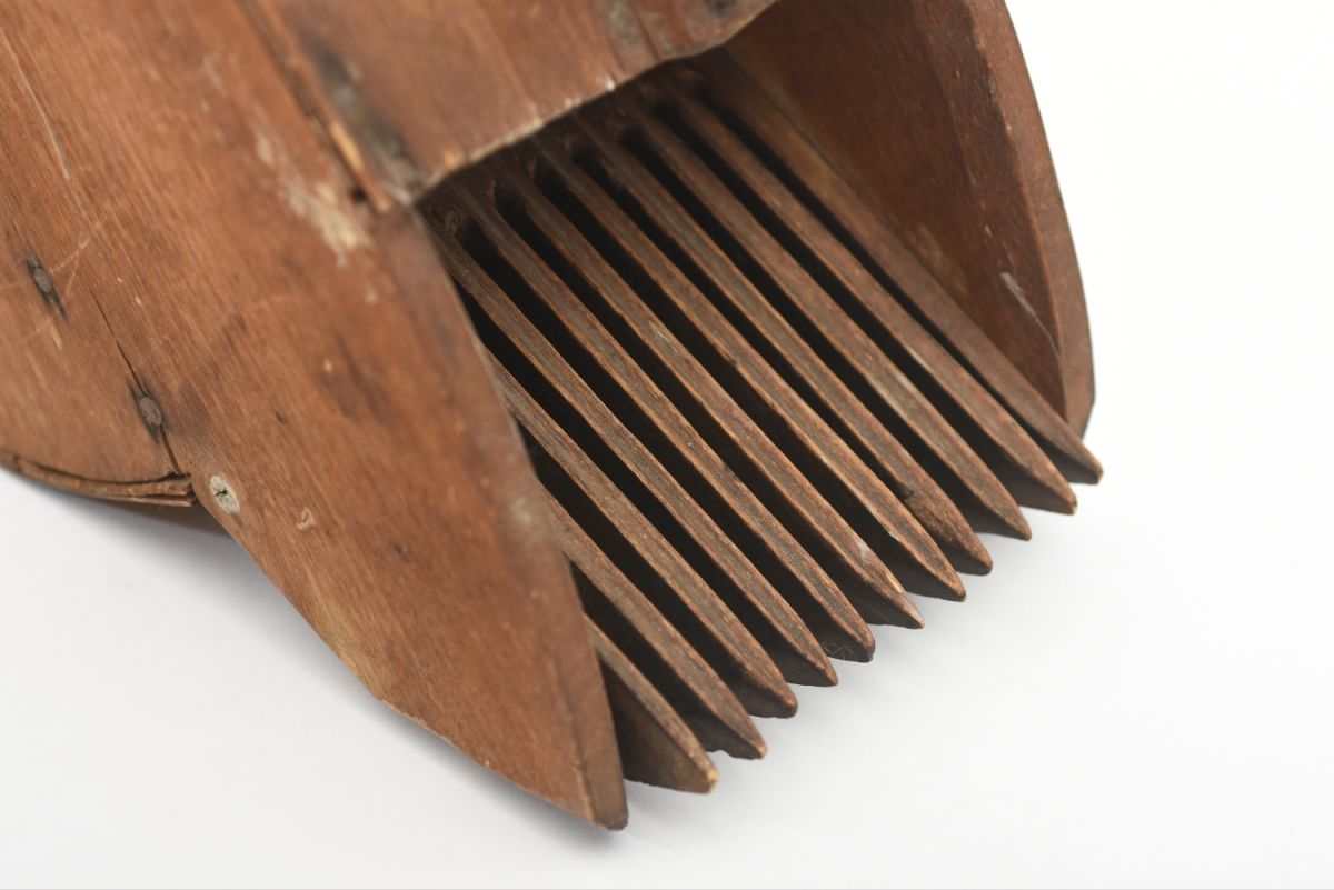 Anonymous Wooden berry picker 03