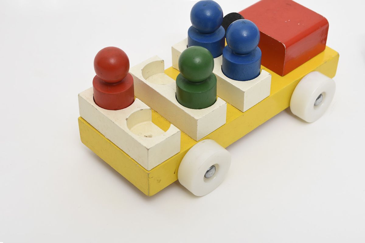 Toy-Car-With-Passengers-details5