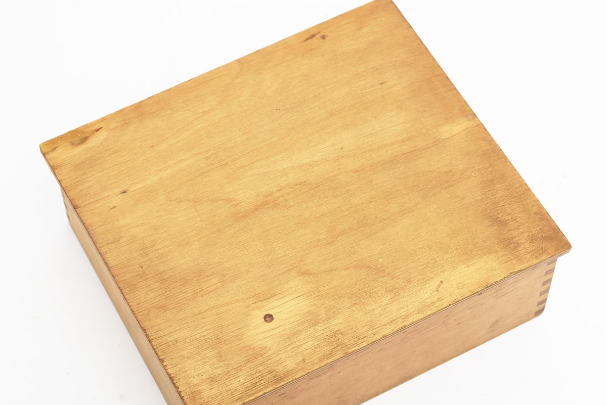 Anonymous wooden box with rid 02