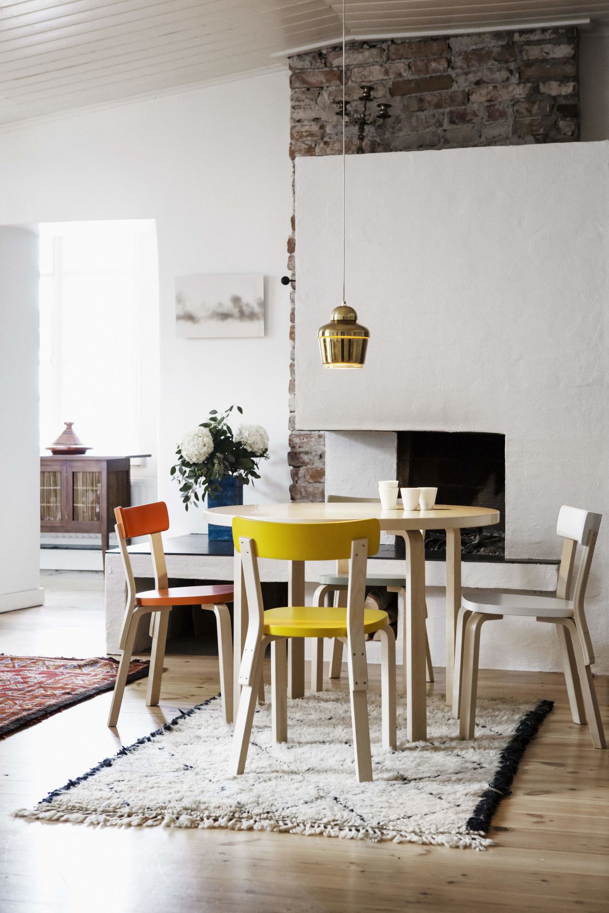 Chair 69 aalto table round 90a pendant light a330