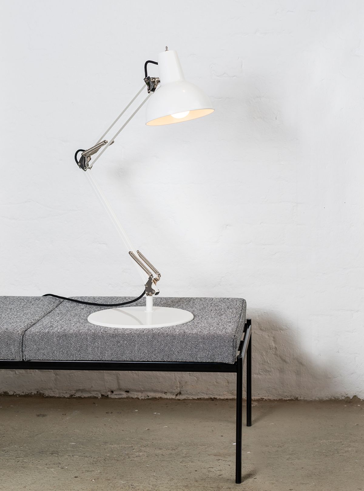 Spring_Balanced_Table_Lamp