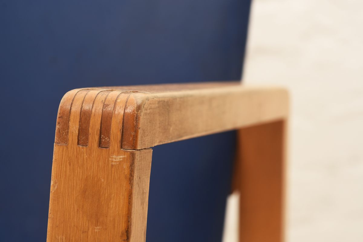 Alvar-Aalto_Hallway-Chair_Detail-02