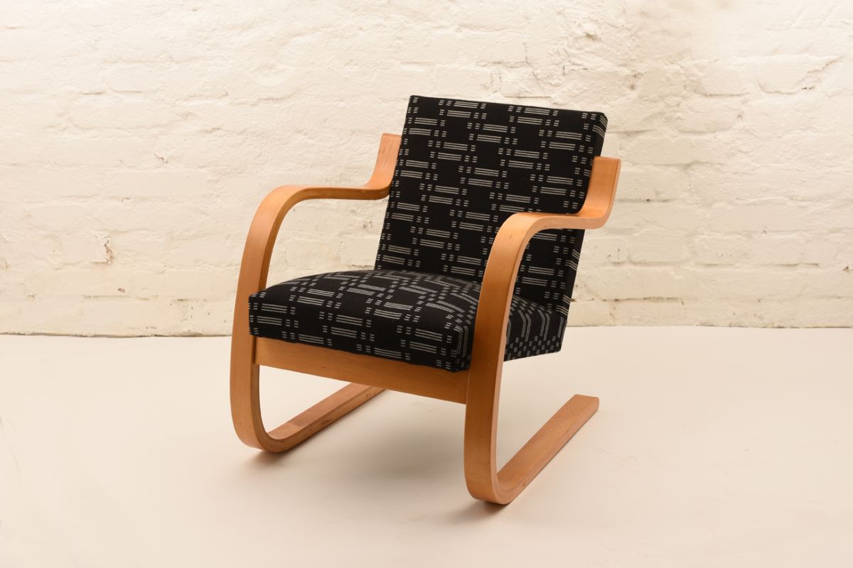 Alvar-Aalto-Johanna-Gullichsen_402-Armchair_Black