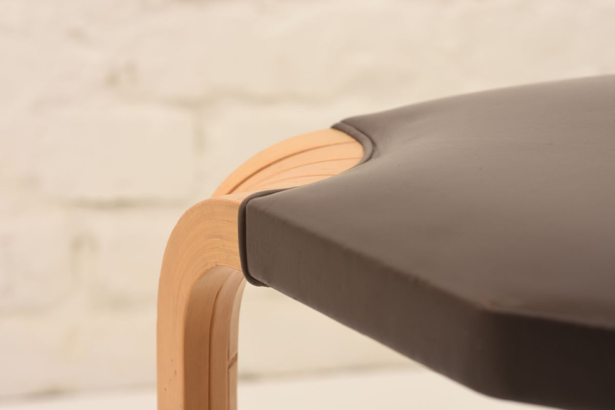 Alvar-Aalto_X-Leg-Stool-Brown_Deatil-02