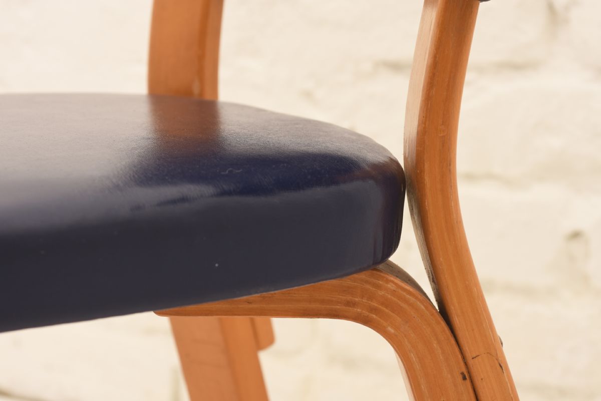 Alvar-Aalto_Chair-62-Vinyl_Detail-02