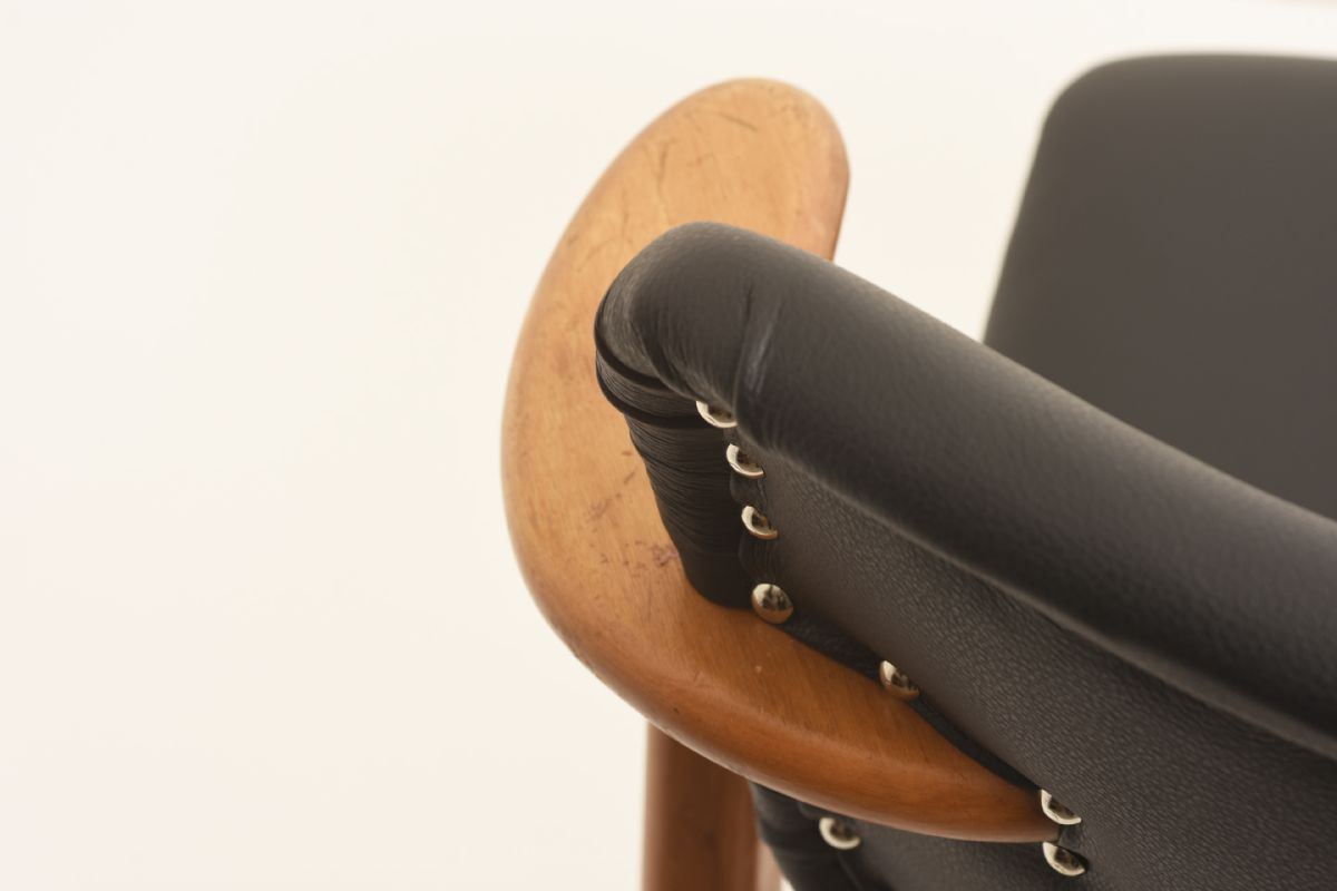 Ilmari-Tapiovaara_Domus-Chair-Black-Leather_Detail-03