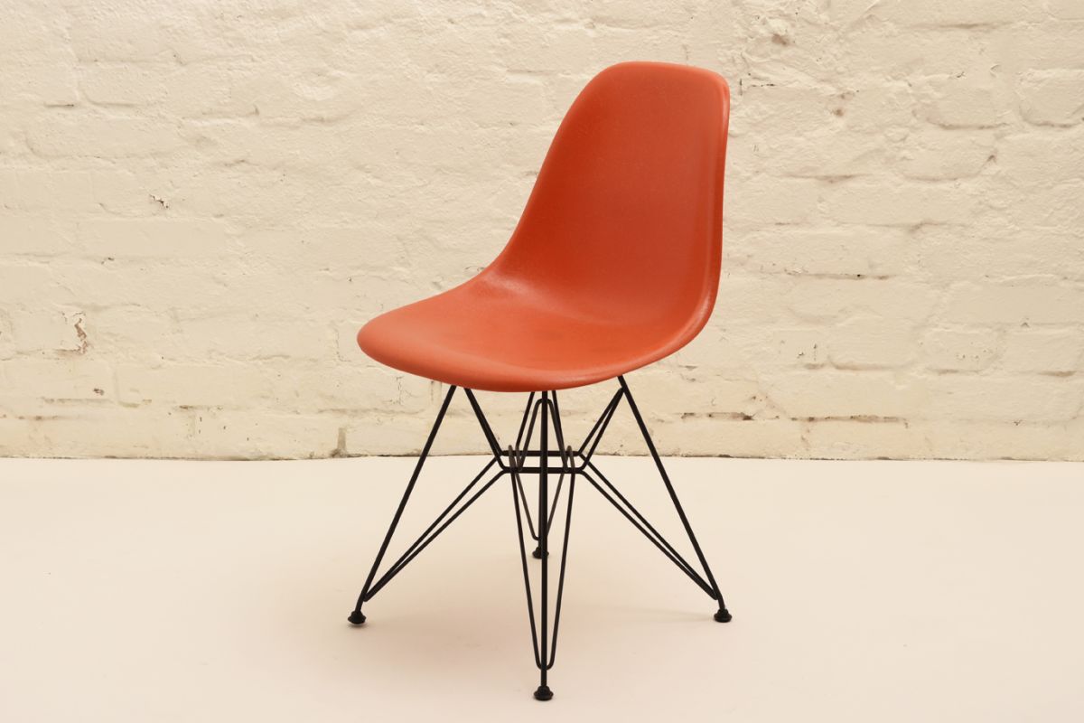 Charles Ray Eames Glassfibre Chair Red