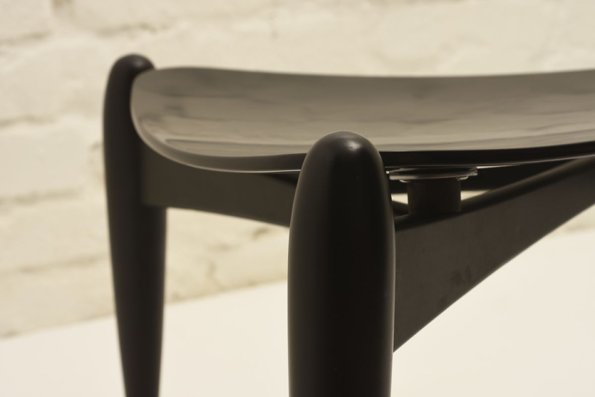 Tapiovaara-Ilmari_Tale-Stool-Black_detail1