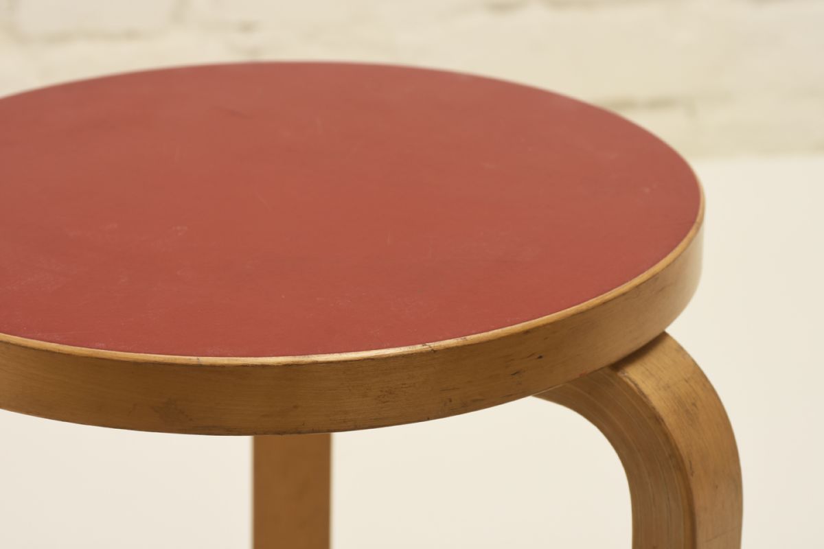 Aalto-Alvar_Stool-60-red-linoleum_detail1