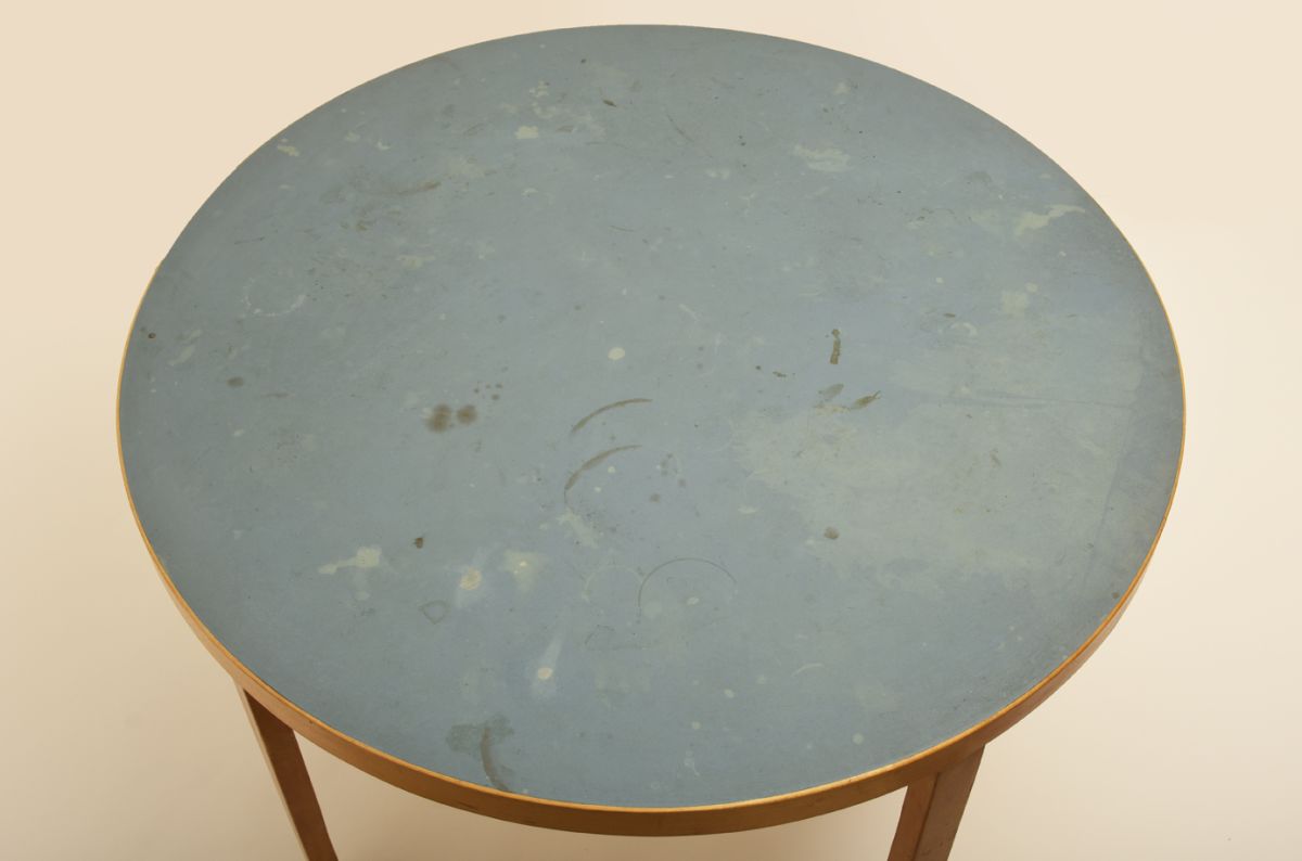 Aalto-Alvar_Blue-Linoleum-round-table_detail2