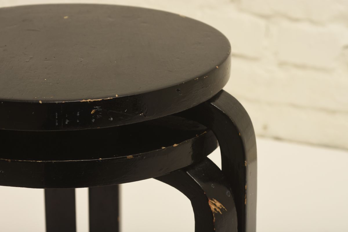 Aalto-Alvar_Stool-60-black-glossy-paint_detail2