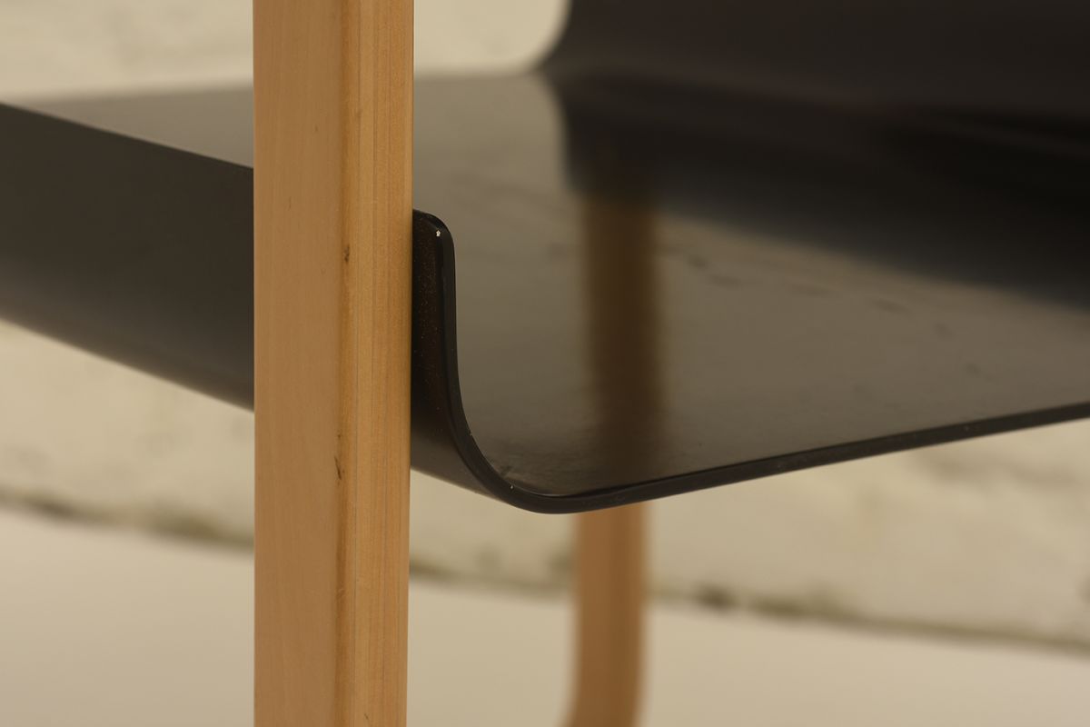 Alvar-Aalto_Side-table-915-black_detail2