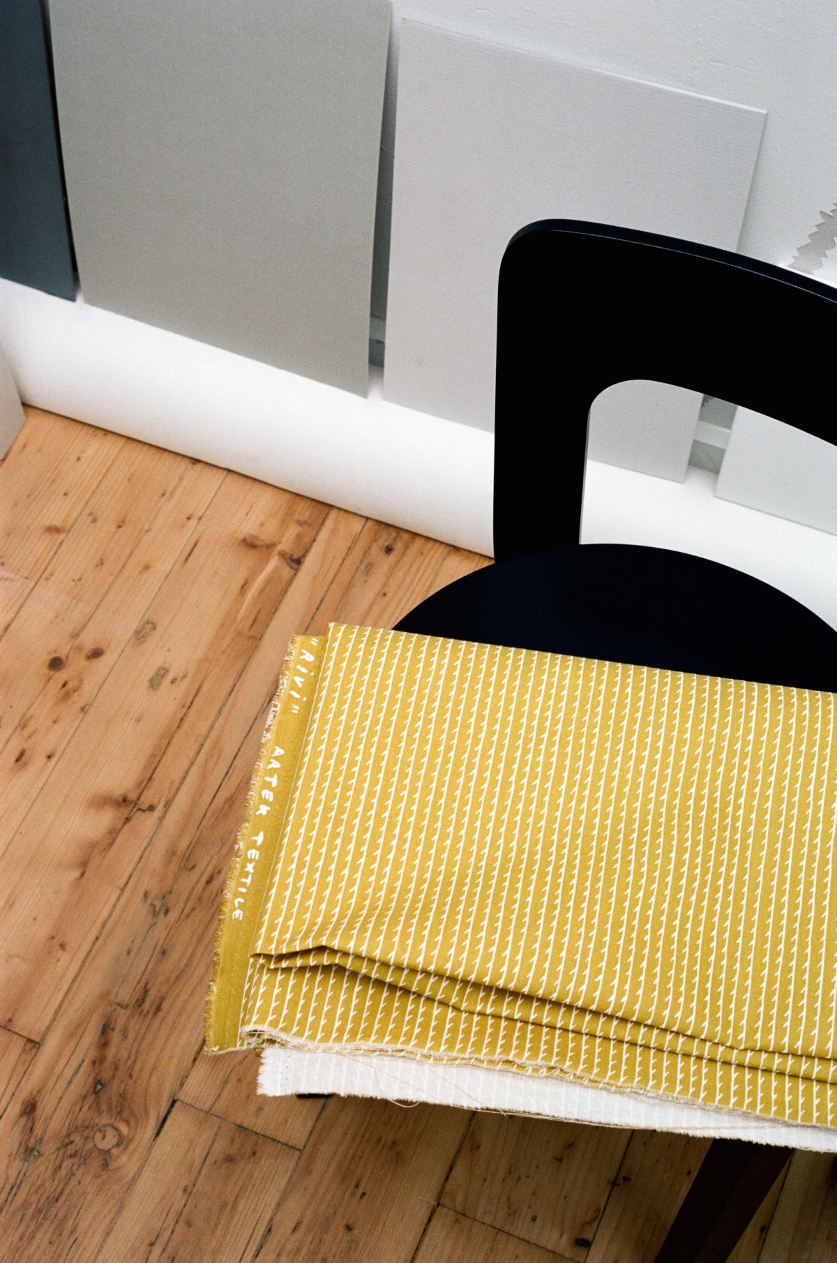 Rivi Fabric yellow / white Chair 65 black lacquer