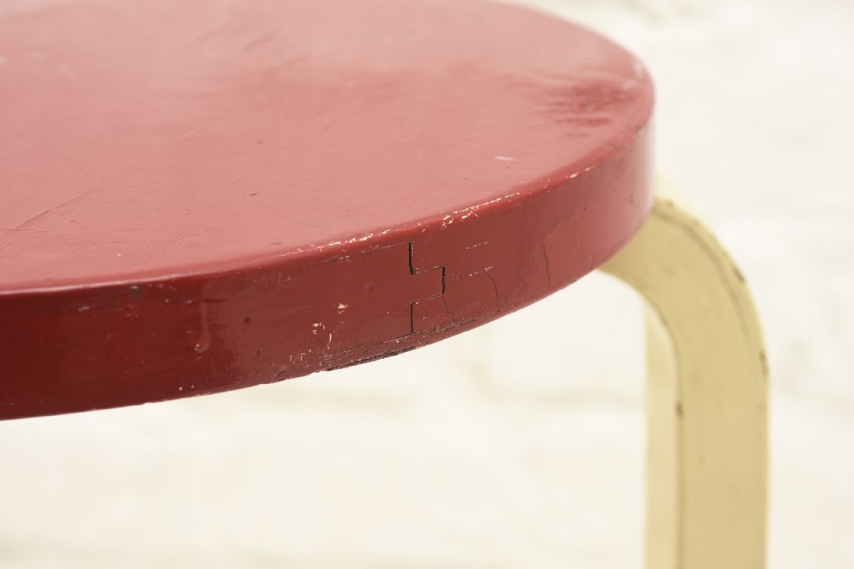 Aalto-Alvar-Stool60-Red-White_detail2