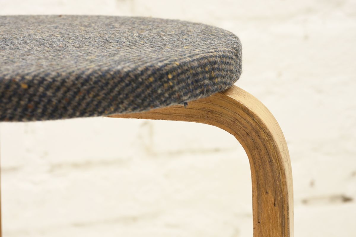 Aalto-Alvar-Stool60-Gray-Wool-seat_detail2