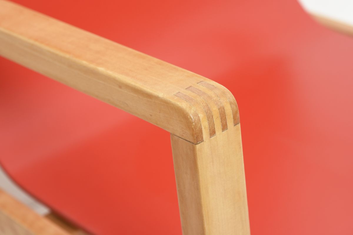 Aalto-Alvar-Hallway-Chair-Red-Birch_detail6