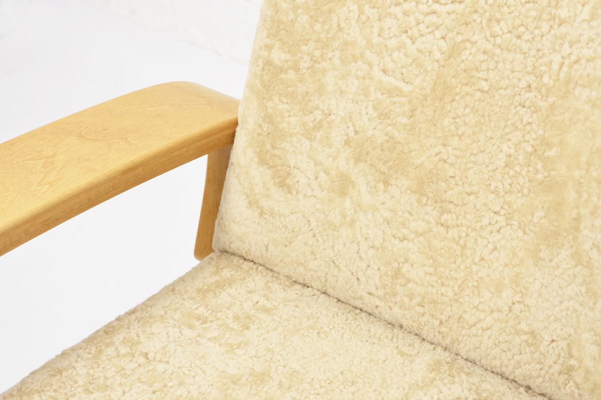 Aalto-Alvar-Armchair400-Tank-Honey-Sheepskin_detail2