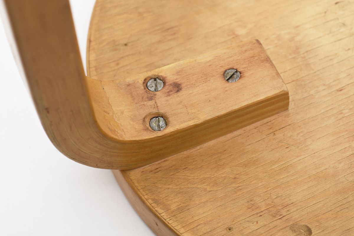 Aalto-Alvar-Stool-E60-Natural-Linoleum_detail4