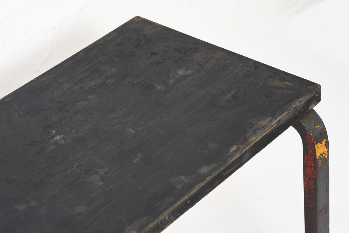 Aalto-Alvar-Patinated-Table-Black-Red_detail1