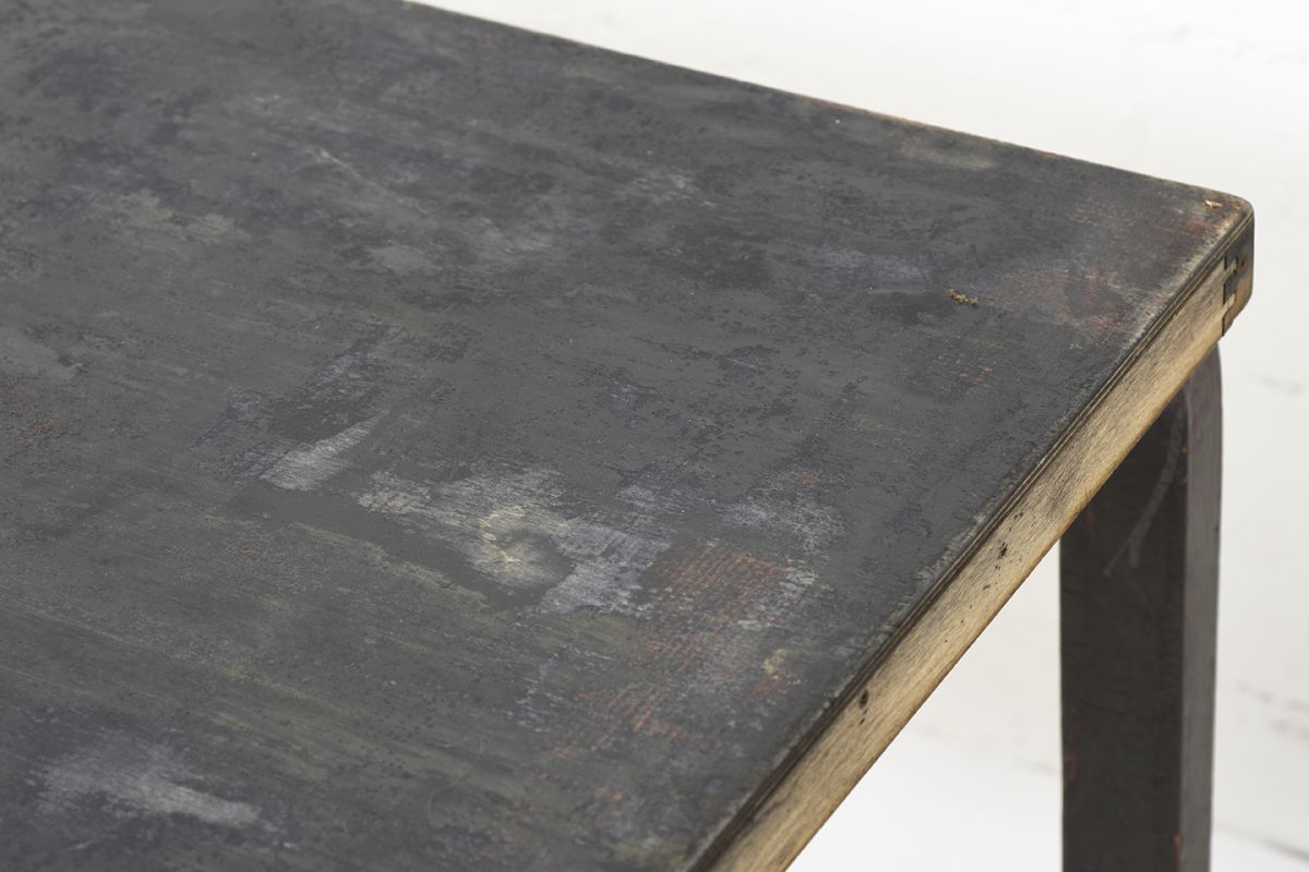 Aalto-Alvar-Patinated-Table-Black-Red_detail4