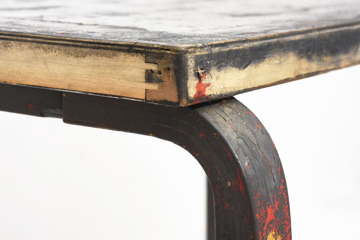 Aalto-Alvar-Patinated-Table-Black-Red_detail6