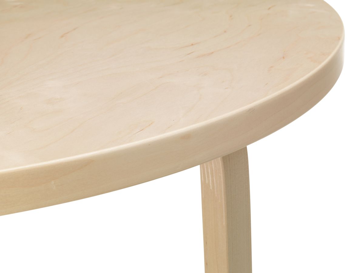 Aalto table round 90 A wild birch natural lacquered close up 2 cut out 8906007