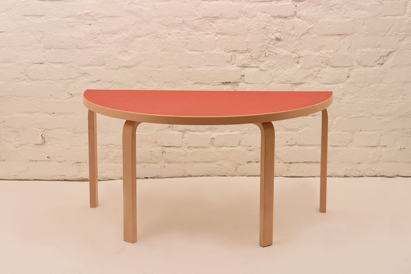 Artek Kid's halfround table