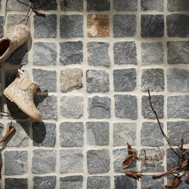 Plume Split Mesh Cobblestones garden boot props