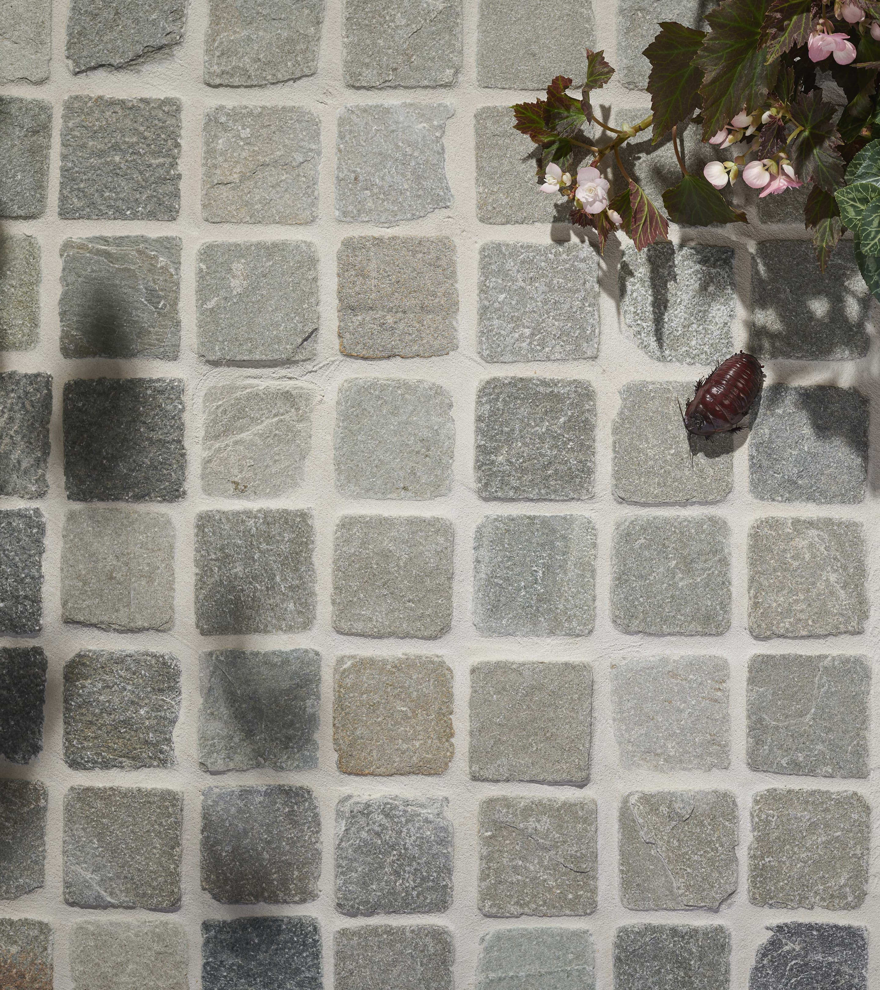 Montreux Split Mesh Cobblestones flower props
