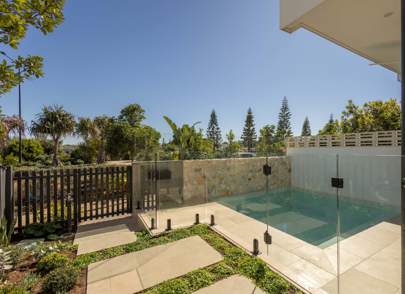 artisanexterior image upload c_limit,f_auto v1790219101 kahvi_pavers_cordillera_cladding_and_era_pool_tiles_gallery_image