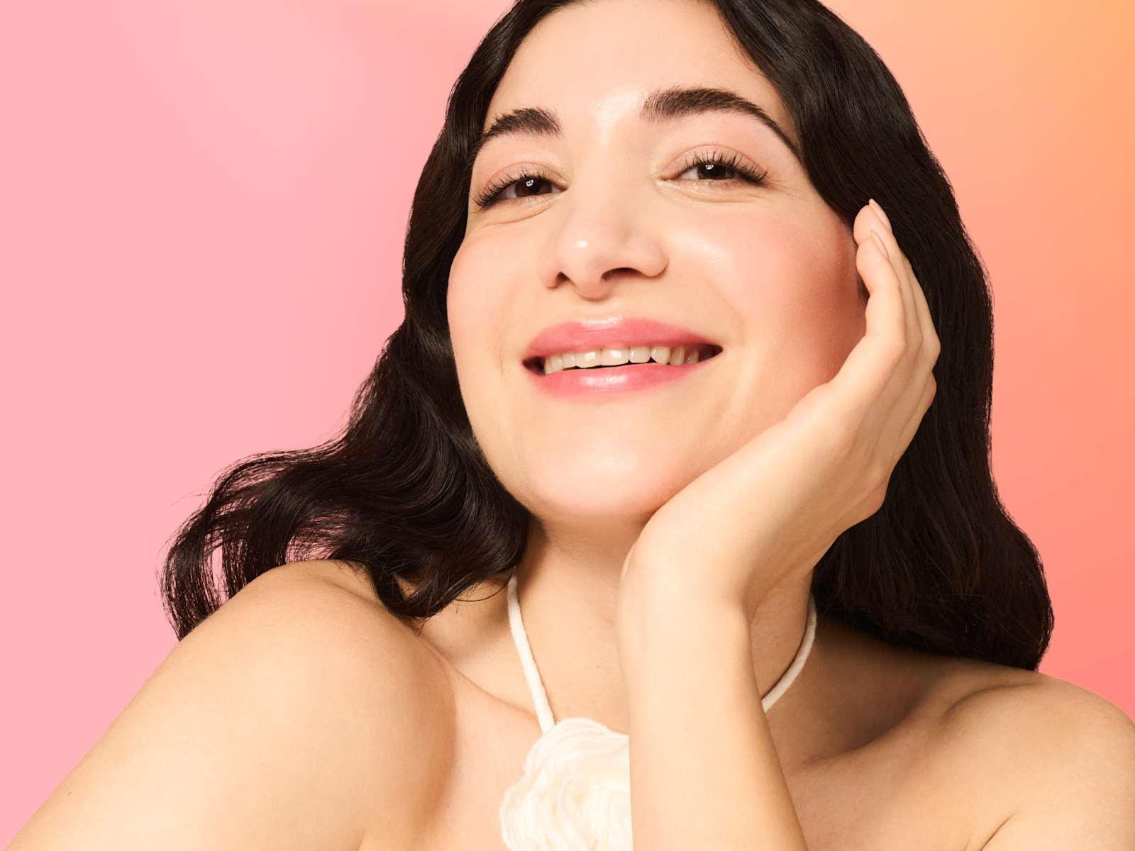 Beauty portrait femme souriante maquillage naturel avec texte «Spring Reset pour votre peau»